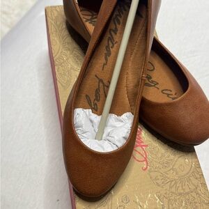 Women's Tan Flats